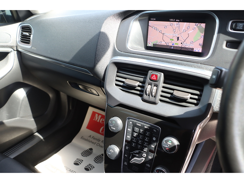 Volvo 2.0 T3 MOMENTUM NAV PLUS HATCHBACK 5DR PETROL MANUAL SATNAV BLUETOOTH DAB RADIO PARKING AIDS JUST 2 OWNERS SAME OWNER FOR 3 YEARS ONLY 71000 MILES FSH 92-96 Mitcham Road