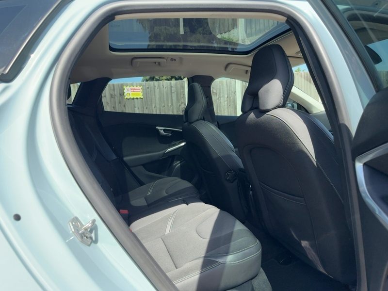 Volvo 2.0 T3 MOMENTUM NAV PLUS HATCHBACK 5DR PETROL MANUAL SATNAV BLUETOOTH DAB RADIO PARKING AIDS JUST 2 OWNERS SAME OWNER FOR 3 YEARS ONLY 71000 MILES FSH 92-96 Mitcham Road