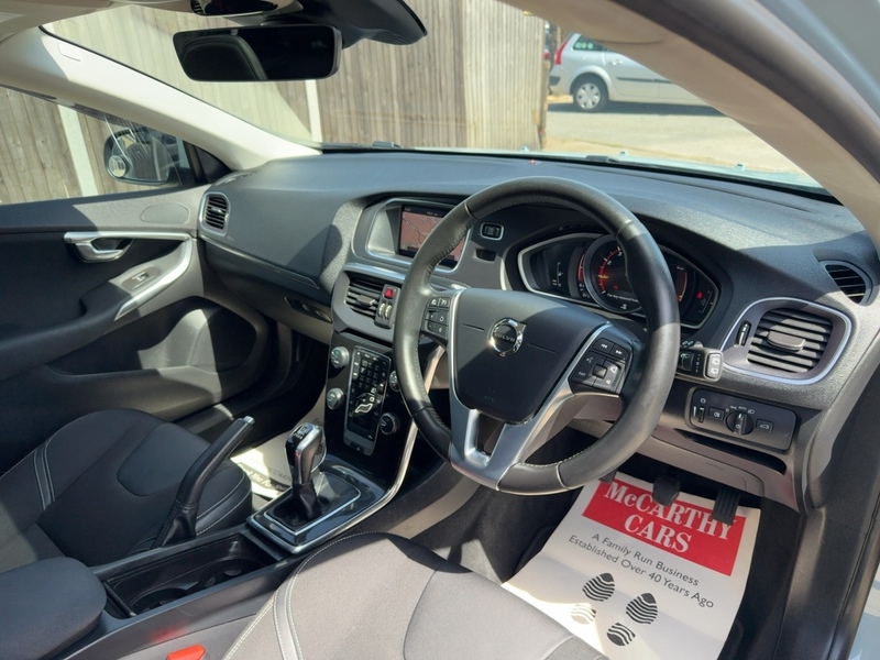 Volvo 2.0 T3 MOMENTUM NAV PLUS HATCHBACK 5DR PETROL MANUAL SATNAV BLUETOOTH DAB RADIO PARKING AIDS JUST 2 OWNERS SAME OWNER FOR 3 YEARS ONLY 71000 MILES FSH 92-96 Mitcham Road