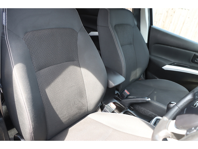Suzuki 1.0 BOOSTERJET SZ-T SUV 5DR PETROL ALLGRIP MANUAL SAT NAV BLUETOOTH DAB STEREO REAR CAMERA PARKING AIDS 2 OWNERS 76000 MILES FSH 9 SERVICES £35 TO TAX 72-74 Mitcham Road