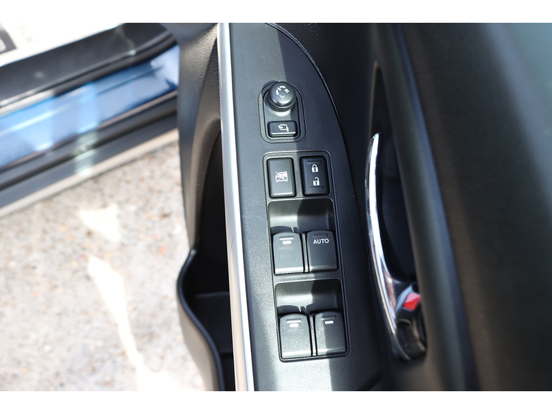 Suzuki 1.0 BOOSTERJET SZ-T SUV 5DR PETROL ALLGRIP MANUAL SAT NAV BLUETOOTH DAB STEREO REAR CAMERA PARKING AIDS 2 OWNERS 76000 MILES FSH 9 SERVICES £35 TO TAX 72-74 Mitcham Road