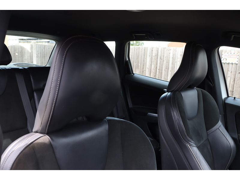 Volvo 2.4 D5 R-Design Nav SUV 5dr Diesel Geartronic AWD Euro 5 (215 ps) 72-74 Mitcham Road