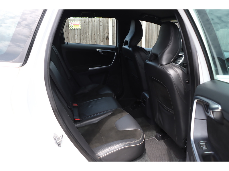 Volvo 2.4 D5 R-Design Nav SUV 5dr Diesel Geartronic AWD Euro 5 (215 ps) 72-74 Mitcham Road
