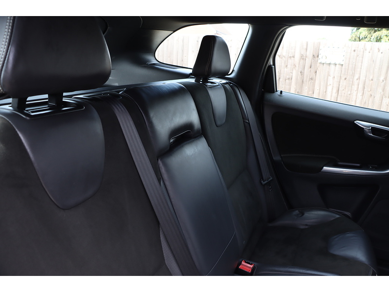Volvo 2.4 D5 R-Design Nav SUV 5dr Diesel Geartronic AWD Euro 5 (215 ps) 72-74 Mitcham Road