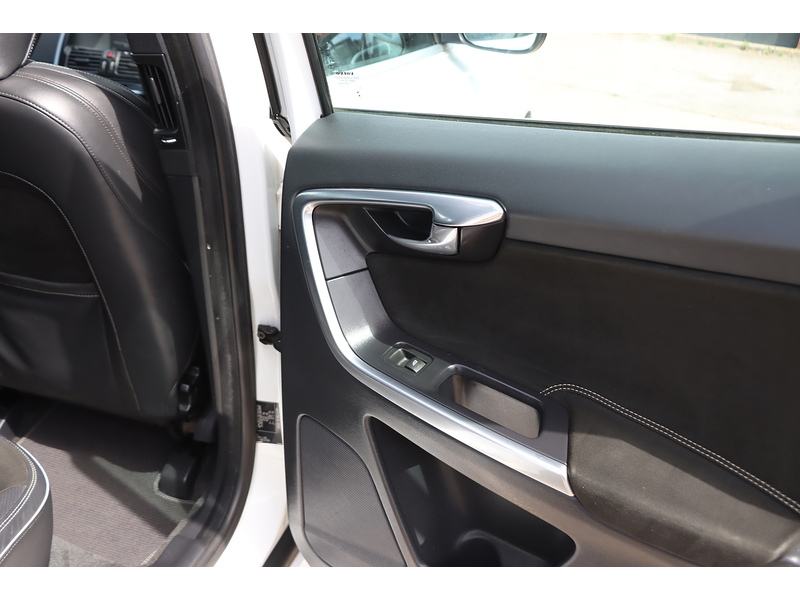 Volvo 2.4 D5 R-Design Nav SUV 5dr Diesel Geartronic AWD Euro 5 (215 ps) 72-74 Mitcham Road