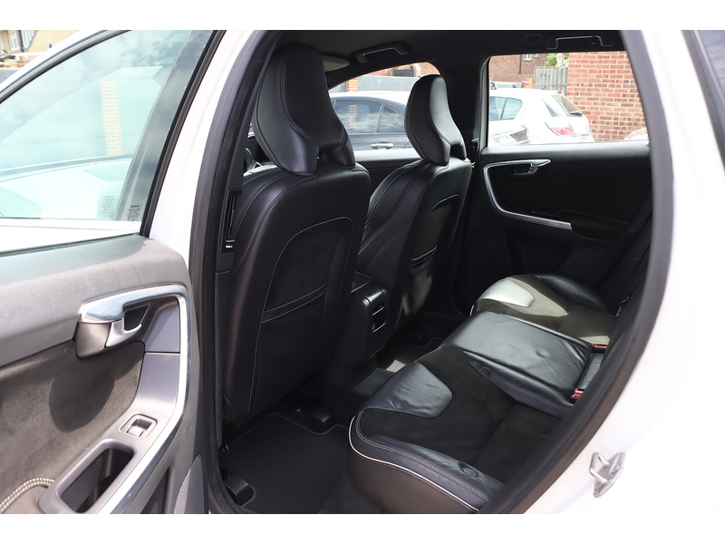 Volvo 2.4 D5 R-Design Nav SUV 5dr Diesel Geartronic AWD Euro 5 (215 ps) 72-74 Mitcham Road