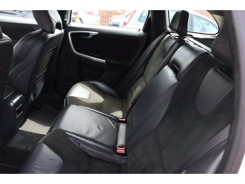Volvo 2.4 D5 R-Design Nav SUV 5dr Diesel Geartronic AWD Euro 5 (215 ps) 72-74 Mitcham Road