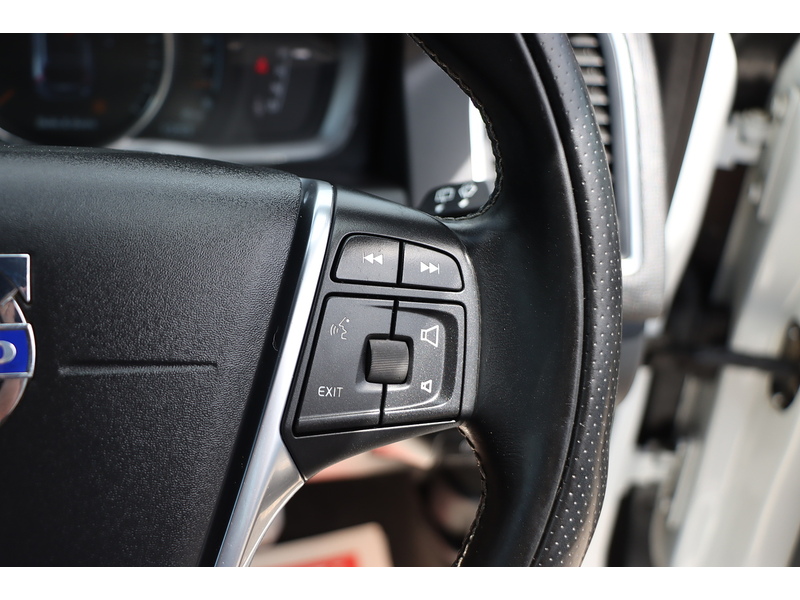 Volvo 2.4 D5 R-Design Nav SUV 5dr Diesel Geartronic AWD Euro 5 (215 ps) 72-74 Mitcham Road