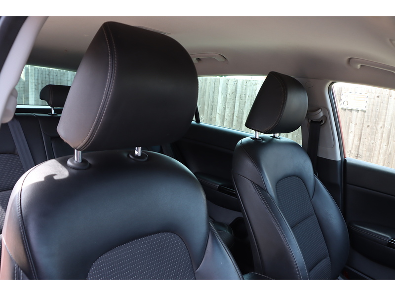 Kia 1.6 GDI EDITION 25 SUV 5DR PETROL MANUAL HEATED SEATS SAT NAV BLUETOOTH DAB STEREO APPLE CARPLAY REAR CAMERA PARKING AIDS JUST 2 OWNERS 71000 MILES SH 72-74 Mitcham Road