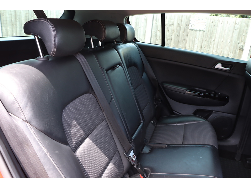 Kia 1.6 GDI EDITION 25 SUV 5DR PETROL MANUAL HEATED SEATS SAT NAV BLUETOOTH DAB STEREO APPLE CARPLAY REAR CAMERA PARKING AIDS JUST 2 OWNERS 71000 MILES SH 72-74 Mitcham Road