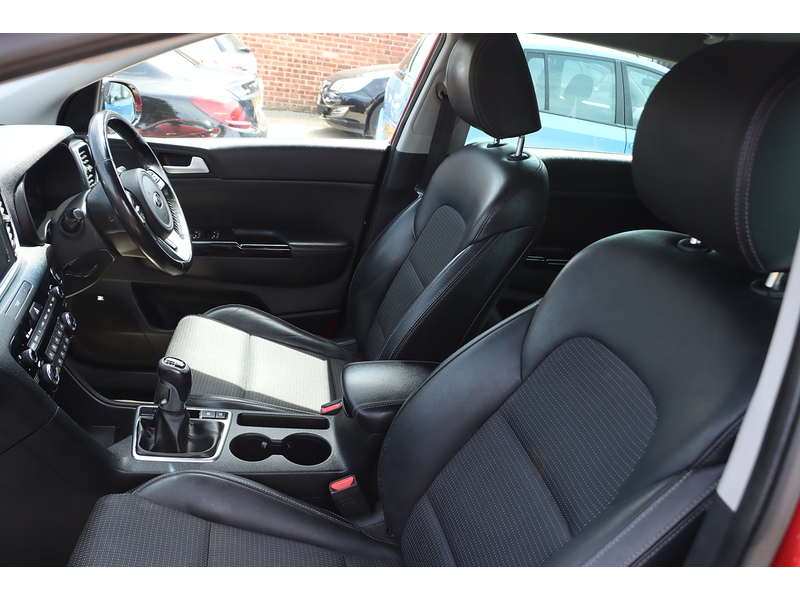 Kia 1.6 GDI EDITION 25 SUV 5DR PETROL MANUAL HEATED SEATS SAT NAV BLUETOOTH DAB STEREO APPLE CARPLAY REAR CAMERA PARKING AIDS JUST 2 OWNERS 71000 MILES SH 72-74 Mitcham Road