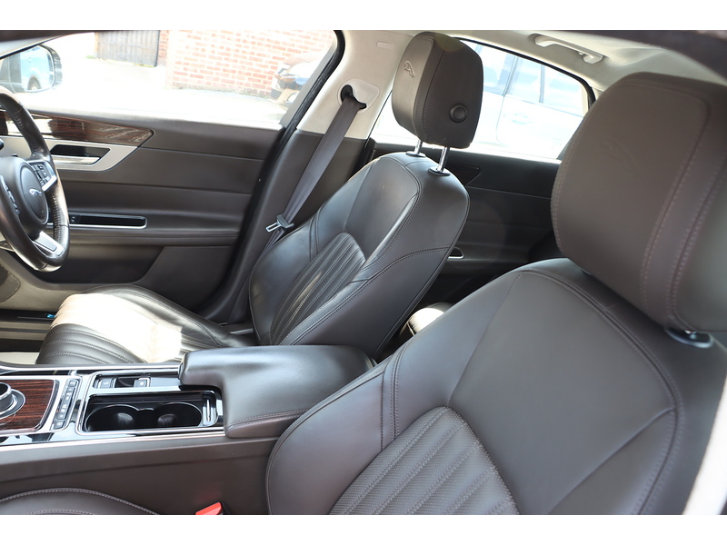Jaguar 2.0I PORTFOLIO GPF SALOON 4DR PETROL AUTO HEATED SEATS SAT NAV BLUETOOTH DAB STEREO APPLE CARPLAY REAR CAMERA PARKING AIDS JUST 1 OWNER FSH 6 SERVICES 72-74 Mitcham Road