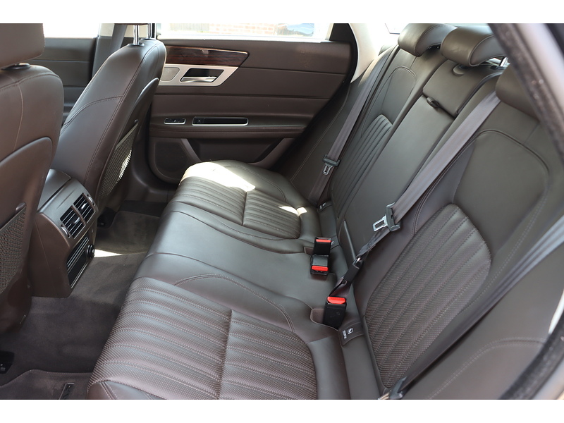 Jaguar 2.0I PORTFOLIO GPF SALOON 4DR PETROL AUTO HEATED SEATS SAT NAV BLUETOOTH DAB STEREO APPLE CARPLAY REAR CAMERA PARKING AIDS JUST 1 OWNER FSH 6 SERVICES 72-74 Mitcham Road