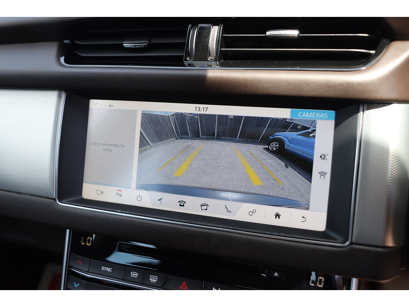 Jaguar 2.0I PORTFOLIO GPF SALOON 4DR PETROL AUTO HEATED SEATS SAT NAV BLUETOOTH DAB STEREO APPLE CARPLAY REAR CAMERA PARKING AIDS JUST 1 OWNER FSH 6 SERVICES 72-74 Mitcham Road