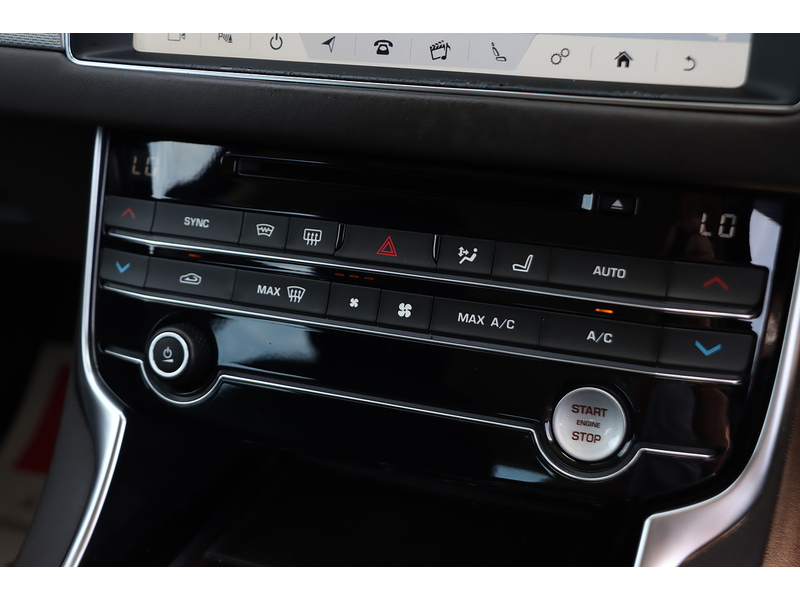 Jaguar 2.0I PORTFOLIO GPF SALOON 4DR PETROL AUTO HEATED SEATS SAT NAV BLUETOOTH DAB STEREO APPLE CARPLAY REAR CAMERA PARKING AIDS JUST 1 OWNER FSH 6 SERVICES 72-74 Mitcham Road