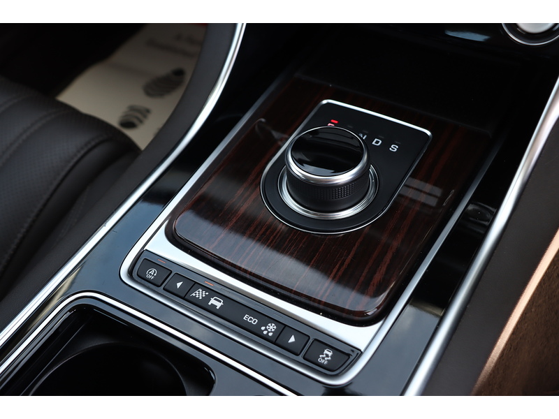 Jaguar 2.0I PORTFOLIO GPF SALOON 4DR PETROL AUTO HEATED SEATS SAT NAV BLUETOOTH DAB STEREO APPLE CARPLAY REAR CAMERA PARKING AIDS JUST 1 OWNER FSH 6 SERVICES 72-74 Mitcham Road