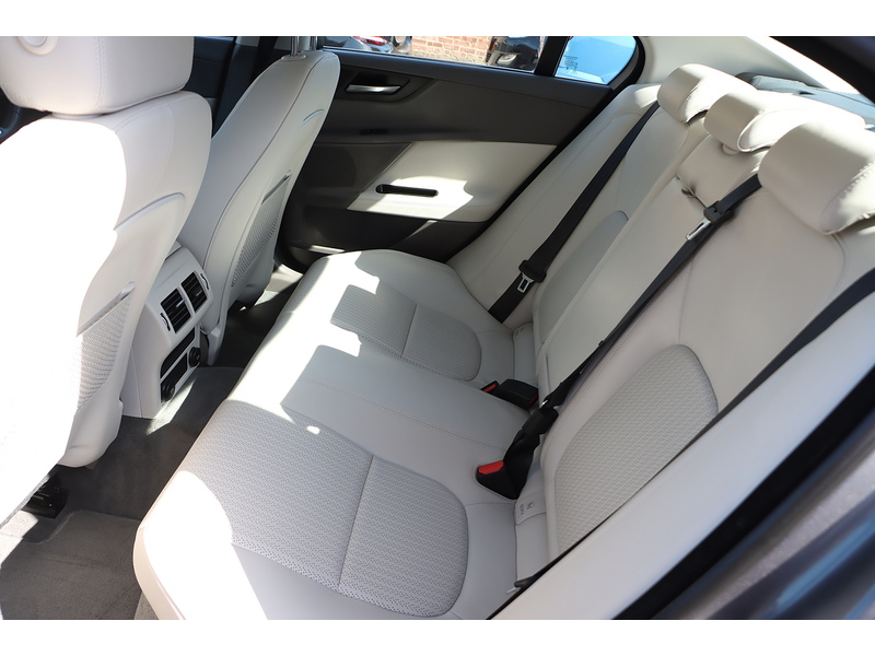 Jaguar 2.0I PORTFOLIO SALOON 4DR PETROL AUTO HEATED SEATS SAT NAV BLUETOOTH DAB STEREO REAR CAMERA PARKING AIDS JUST 2 OWNERS ONLY 65000 MILES FSH 6 SERVICES 92-96 Mitcham Road