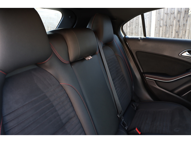 Mercedes-Benz A160 1.6 AMG LINE (EXECUTIVE) HATCHBACK 5DR PETROL 7G-DCT AUTO SAT NAV BLUETOOTH DAB STEREO APPLE CARPLAY REAR CAMERA PARKING AIDS ONLY 26000 MILES SH 72-74 Mitcham Road