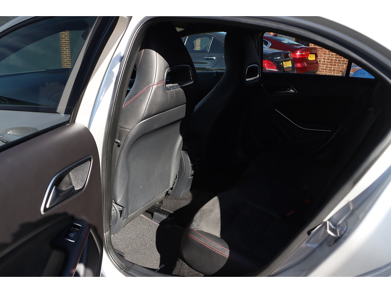 Mercedes-Benz A160 1.6 AMG LINE (EXECUTIVE) HATCHBACK 5DR PETROL 7G-DCT AUTO SAT NAV BLUETOOTH DAB STEREO APPLE CARPLAY REAR CAMERA PARKING AIDS ONLY 26000 MILES SH 72-74 Mitcham Road