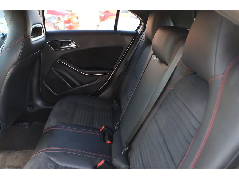 Mercedes-Benz A160 1.6 AMG LINE (EXECUTIVE) HATCHBACK 5DR PETROL 7G-DCT AUTO SAT NAV BLUETOOTH DAB STEREO APPLE CARPLAY REAR CAMERA PARKING AIDS ONLY 26000 MILES SH 72-74 Mitcham Road