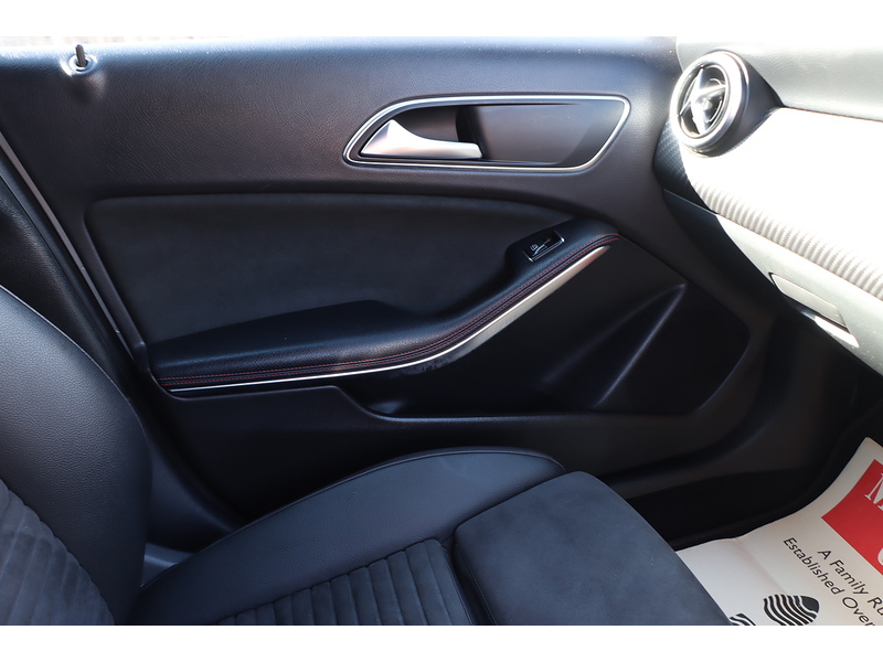 Mercedes-Benz A160 1.6 AMG LINE (EXECUTIVE) HATCHBACK 5DR PETROL 7G-DCT AUTO SAT NAV BLUETOOTH DAB STEREO APPLE CARPLAY REAR CAMERA PARKING AIDS ONLY 26000 MILES SH 72-74 Mitcham Road