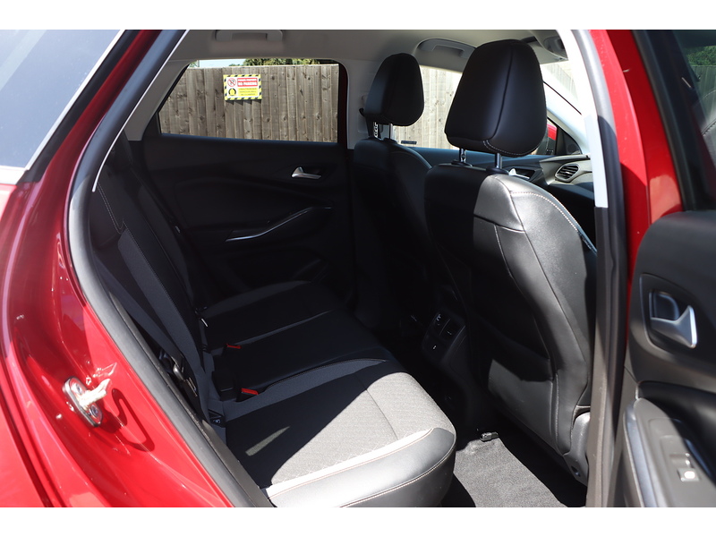 Vauxhall 1.2 TURBO SPORT NAV SUV 5DR PETROL AUTO SATNAV BLUETOOTH DAB RADIO USB INPUT APPLE CARPLAY PARKING AIDS ONLY 29000 MILES FSH 7 SERVICES NO ULEZ CHARGE 72-74 Mitcham Road