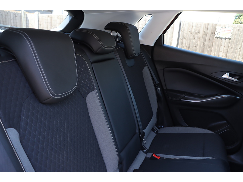 Vauxhall 1.2 TURBO SPORT NAV SUV 5DR PETROL AUTO SATNAV BLUETOOTH DAB RADIO USB INPUT APPLE CARPLAY PARKING AIDS ONLY 29000 MILES FSH 7 SERVICES NO ULEZ CHARGE 72-74 Mitcham Road