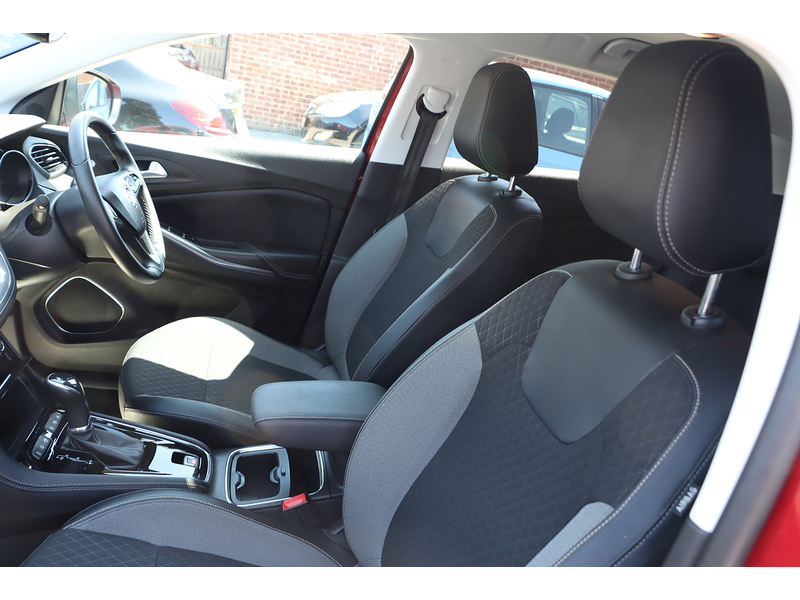 Vauxhall 1.2 TURBO SPORT NAV SUV 5DR PETROL AUTO SATNAV BLUETOOTH DAB RADIO USB INPUT APPLE CARPLAY PARKING AIDS ONLY 29000 MILES FSH 7 SERVICES NO ULEZ CHARGE 72-74 Mitcham Road