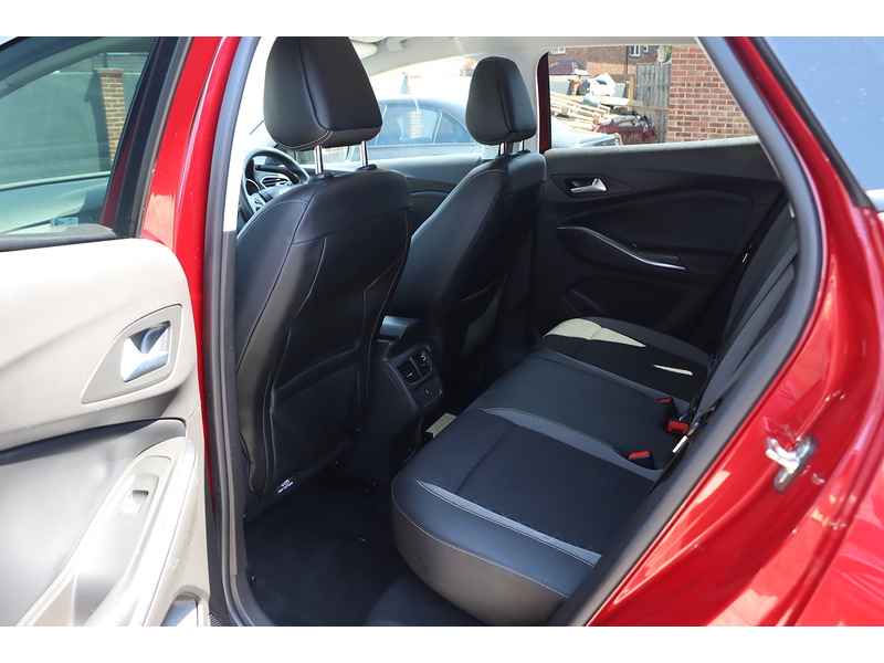 Vauxhall 1.2 TURBO SPORT NAV SUV 5DR PETROL AUTO SATNAV BLUETOOTH DAB RADIO USB INPUT APPLE CARPLAY PARKING AIDS ONLY 29000 MILES FSH 7 SERVICES NO ULEZ CHARGE 72-74 Mitcham Road