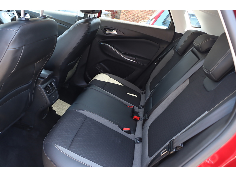 Vauxhall 1.2 TURBO SPORT NAV SUV 5DR PETROL AUTO SATNAV BLUETOOTH DAB RADIO USB INPUT APPLE CARPLAY PARKING AIDS ONLY 29000 MILES FSH 7 SERVICES NO ULEZ CHARGE 72-74 Mitcham Road