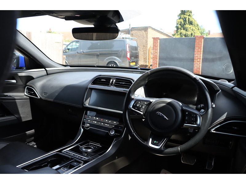 Jaguar 2.0I GPF R-SPORT SALOON 4DR PETROL AUTO HEATED SEATS SAT NAV BLUETOOTH DAB STEREO APPLE CARPLAY REAR CAMERA PARKING AIDS 2 OWNERS ONLY 61000 MILES SH 72-74 Mitcham Road