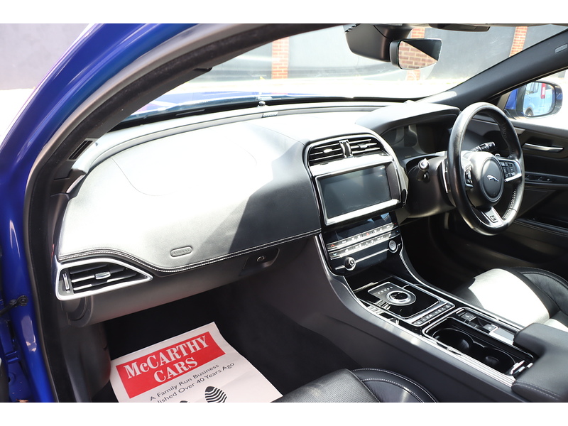 Jaguar 2.0I GPF R-SPORT SALOON 4DR PETROL AUTO HEATED SEATS SAT NAV BLUETOOTH DAB STEREO APPLE CARPLAY REAR CAMERA PARKING AIDS 2 OWNERS ONLY 61000 MILES SH 72-74 Mitcham Road