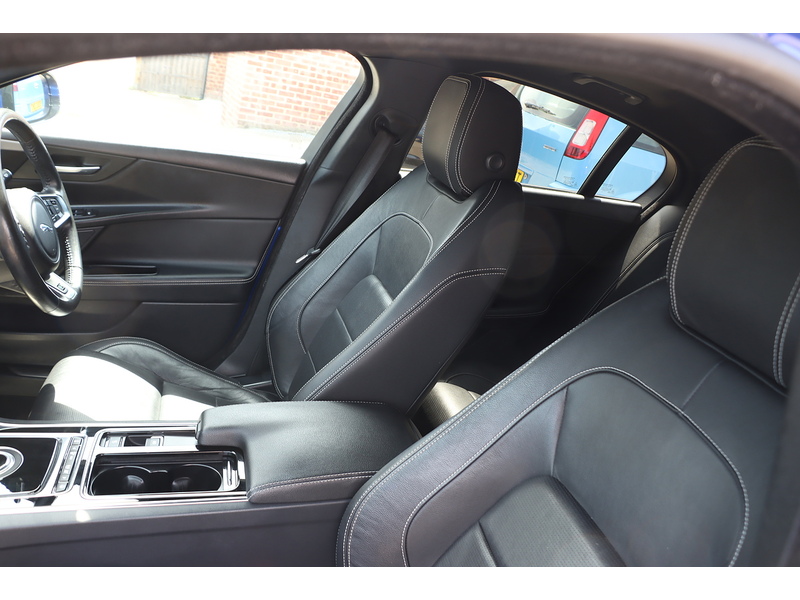 Jaguar 2.0I GPF R-SPORT SALOON 4DR PETROL AUTO HEATED SEATS SAT NAV BLUETOOTH DAB STEREO APPLE CARPLAY REAR CAMERA PARKING AIDS 2 OWNERS ONLY 61000 MILES SH 72-74 Mitcham Road
