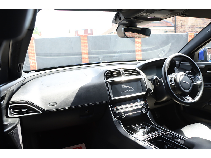 Jaguar 2.0I GPF R-SPORT SALOON 4DR PETROL AUTO HEATED SEATS SAT NAV BLUETOOTH DAB STEREO APPLE CARPLAY REAR CAMERA PARKING AIDS 2 OWNERS ONLY 61000 MILES SH 72-74 Mitcham Road
