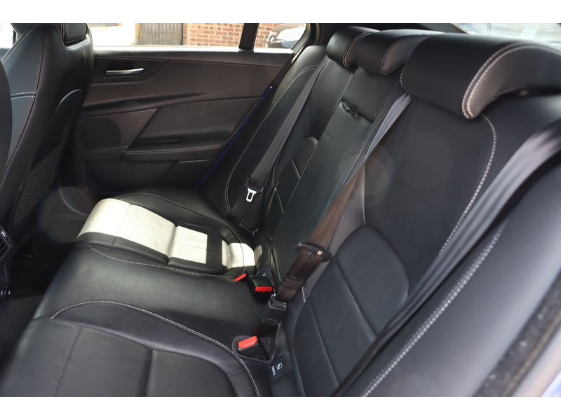 Jaguar 2.0I GPF R-SPORT SALOON 4DR PETROL AUTO HEATED SEATS SAT NAV BLUETOOTH DAB STEREO APPLE CARPLAY REAR CAMERA PARKING AIDS 2 OWNERS ONLY 61000 MILES SH 72-74 Mitcham Road