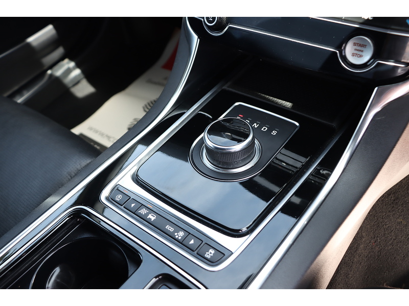 Jaguar 2.0I GPF R-SPORT SALOON 4DR PETROL AUTO HEATED SEATS SAT NAV BLUETOOTH DAB STEREO APPLE CARPLAY REAR CAMERA PARKING AIDS 2 OWNERS ONLY 61000 MILES SH 72-74 Mitcham Road