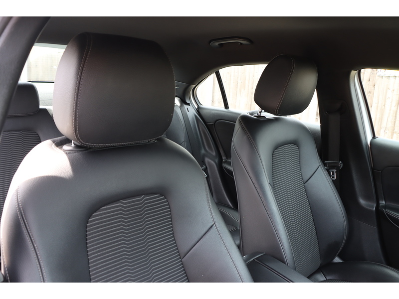 Mercedes-Benz A200 1.3 SPORT SALOON 4DR PETROL 7G-DCT AUTO SAT NAV BLUETOOTH DAB STEREO USB INPUT REAR CAMERA PARKING AIDS ONLY 71000 MILES SH NO ULEZ CHARGE 72-74 Mitcham Road