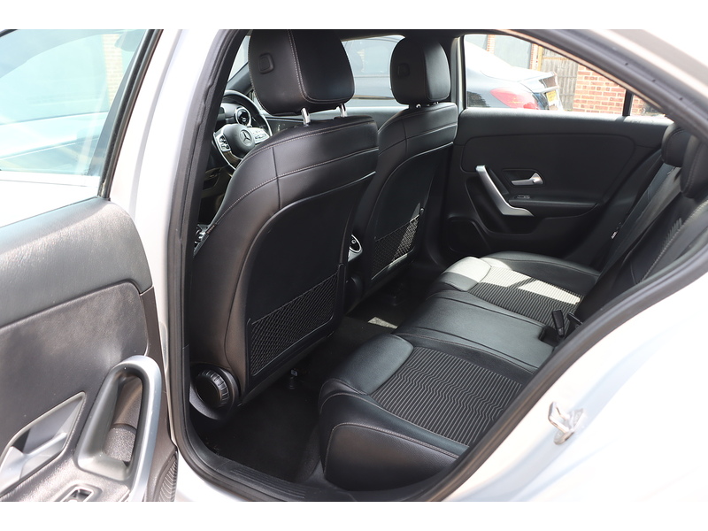Mercedes-Benz A200 1.3 SPORT SALOON 4DR PETROL 7G-DCT AUTO SAT NAV BLUETOOTH DAB STEREO USB INPUT REAR CAMERA PARKING AIDS ONLY 71000 MILES SH NO ULEZ CHARGE 72-74 Mitcham Road