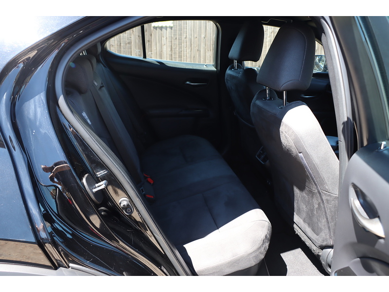 Lexus 250H 2.0 SUV 5DR PETROL HYBRID E-CVT AUTO SAT NAV BLUETOOTH DAB STEREO APPLE CARPLAY PARKING AIDS 2 OWNERS 64000 MILES FSH 5 SERVICES NO ULEZ CHARGE 72-74 Mitcham Road