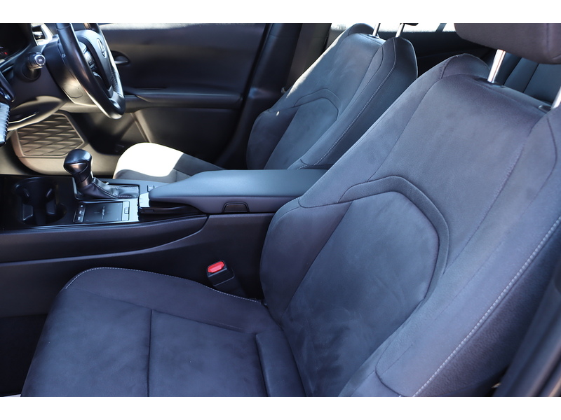 Lexus 250H 2.0 SUV 5DR PETROL HYBRID E-CVT AUTO SAT NAV BLUETOOTH DAB STEREO APPLE CARPLAY PARKING AIDS 2 OWNERS 64000 MILES FSH 5 SERVICES NO ULEZ CHARGE 72-74 Mitcham Road