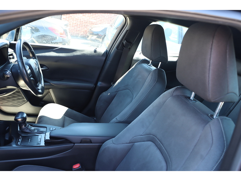 Lexus 250H 2.0 SUV 5DR PETROL HYBRID E-CVT AUTO SAT NAV BLUETOOTH DAB STEREO APPLE CARPLAY PARKING AIDS 2 OWNERS 64000 MILES FSH 5 SERVICES NO ULEZ CHARGE 72-74 Mitcham Road