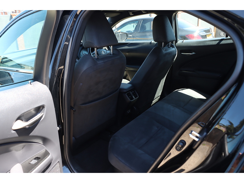 Lexus 250H 2.0 SUV 5DR PETROL HYBRID E-CVT AUTO SAT NAV BLUETOOTH DAB STEREO APPLE CARPLAY PARKING AIDS 2 OWNERS 64000 MILES FSH 5 SERVICES NO ULEZ CHARGE 72-74 Mitcham Road