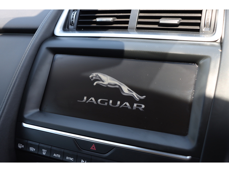 Jaguar 2.0 P200 SUV 5DR PETROL AWD AUTO BLUETOOTH WITH MUSIC STREAMING DAB STEREO REAR CAMERA WITH PARKING AIDS ONLY 68000 MILES SH NO ULEZ CHARGE 72-74 Mitcham Road