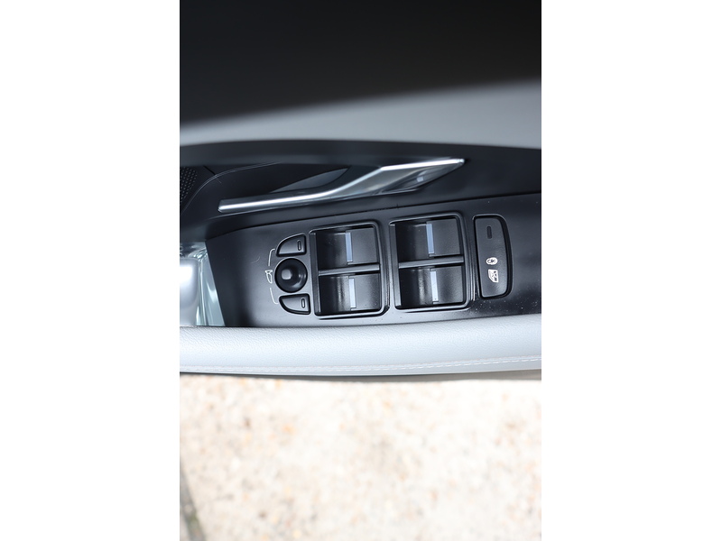 Jaguar 1.5 P300E 12.17KWH R-DYNAMIC SE SUV 5DR PETROL PLUG-IN HYBRID AWD AUTO HEATED SEATS SATNAV BLUETOOTH APPLE CARPLAY REAR CAMERA 2 OWNERS FSH 6 SERVICES 72-74 Mitcham Road