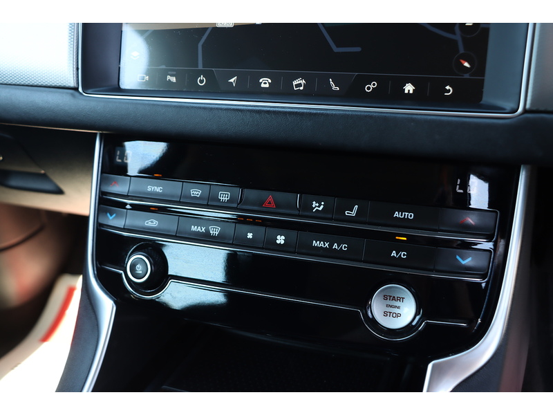 Jaguar 2.0I PORTFOLIO GPF SPORTBRAKE 5DR PETROL AUTO HEATED SEATS SATNAV BLUETOOTH DAB STEREO APPLE CARPLAY REAR CAMERA WITH PARKING AIDS ONLY 74000 MILES SH 72-74 Mitcham Road