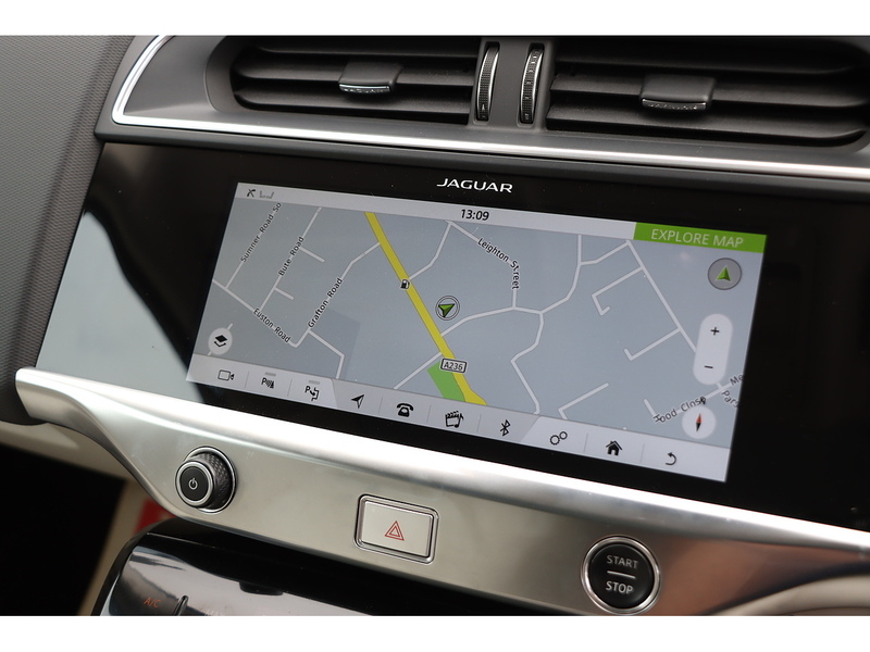 Jaguar 400 90KWH HSE SUV 5DR ELECTRIC 4WD AUTO PAN ROOF HEATED SEATS SAT NAV BLUETOOTH DAB STEREO APPLE CARPLAY REAR & 360 CAMERA PARKING AIDS 27000 MILES SH 72-74 Mitcham Road
