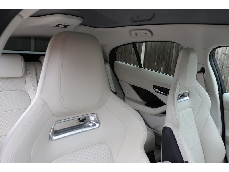 Jaguar 400 90KWH HSE SUV 5DR ELECTRIC 4WD AUTO PAN ROOF HEATED SEATS SAT NAV BLUETOOTH DAB STEREO APPLE CARPLAY REAR & 360 CAMERA PARKING AIDS 27000 MILES SH 72-74 Mitcham Road