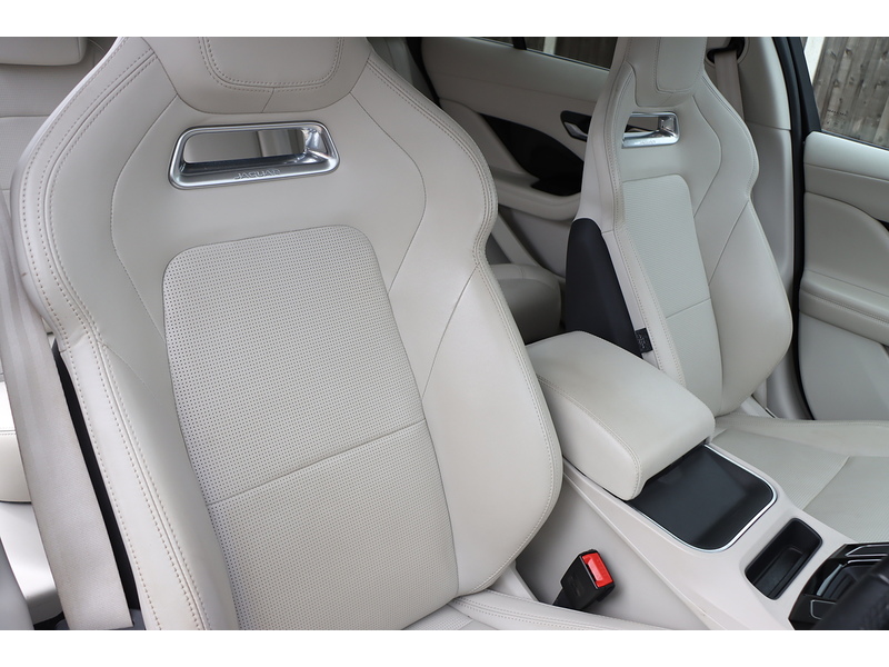 Jaguar 400 90KWH HSE SUV 5DR ELECTRIC 4WD AUTO PAN ROOF HEATED SEATS SAT NAV BLUETOOTH DAB STEREO APPLE CARPLAY REAR & 360 CAMERA PARKING AIDS 27000 MILES SH 72-74 Mitcham Road