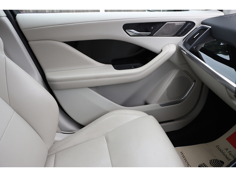 Jaguar 400 90KWH HSE SUV 5DR ELECTRIC 4WD AUTO PAN ROOF HEATED SEATS SAT NAV BLUETOOTH DAB STEREO APPLE CARPLAY REAR & 360 CAMERA PARKING AIDS 27000 MILES SH 72-74 Mitcham Road