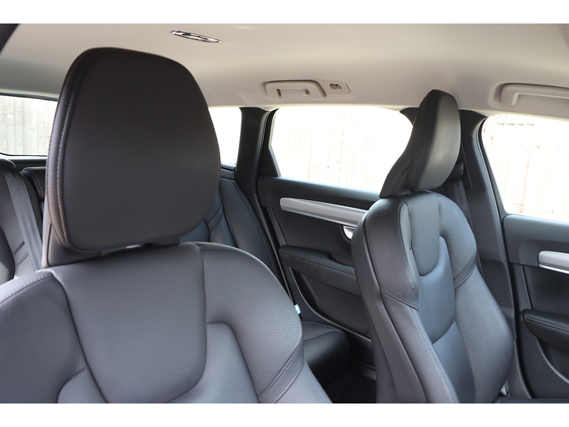 Volvo 2.0 T4 MOMENTUM PLUS ESTATE 5DR PETROL AUTO HEATED SEATS SAT NAV BLUETOOTH DAB STEREO REAR CAMERA PARKING AIDS 2 OWNERS 44000 MILES SH NO ULEZ CHARGE 72-74 Mitcham Road
